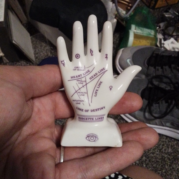 Hand statue with palm reading book - Picture 3 of 9